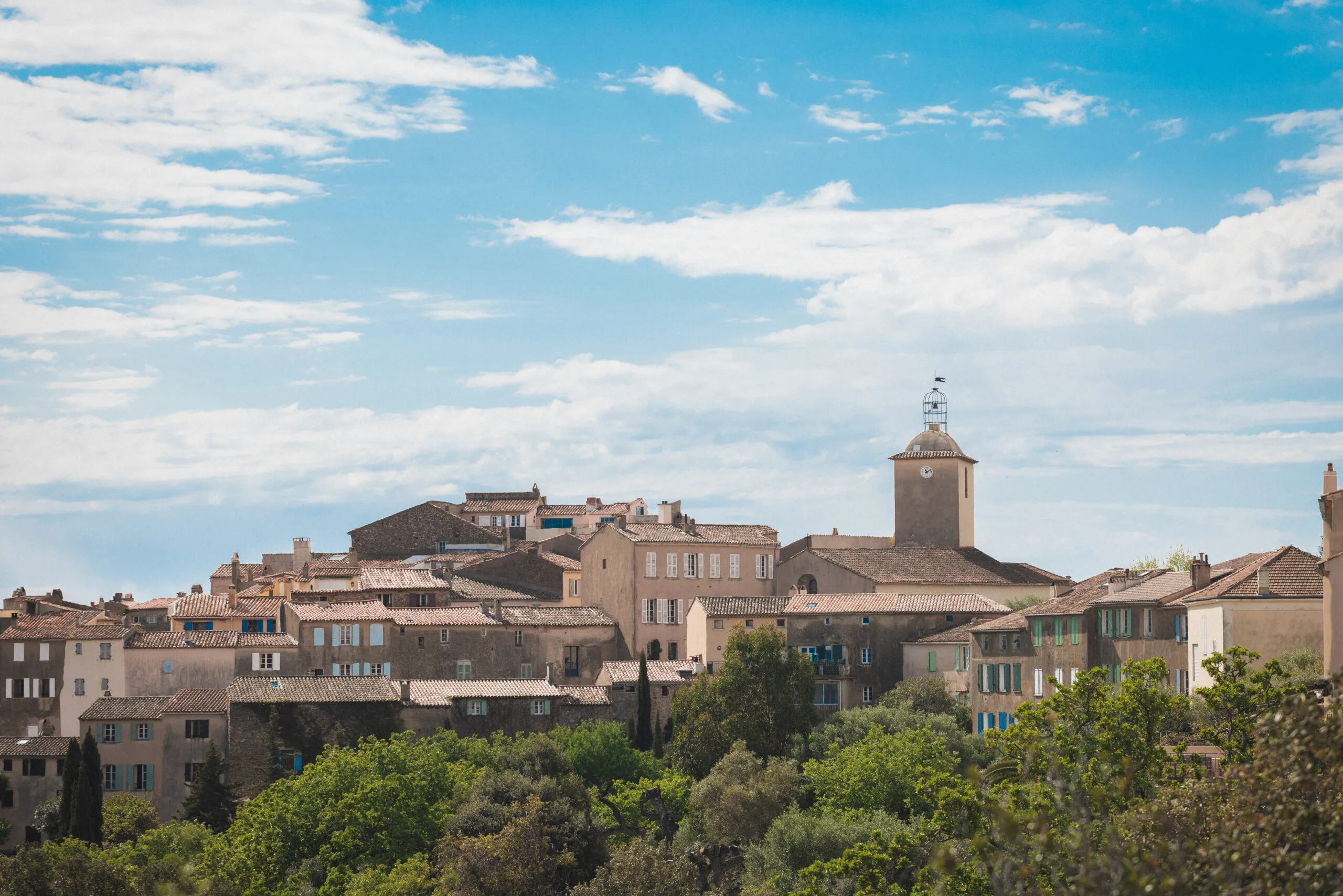 Vue panoramique du village de Ramatuelle avec son clocher et ses toits en tuiles