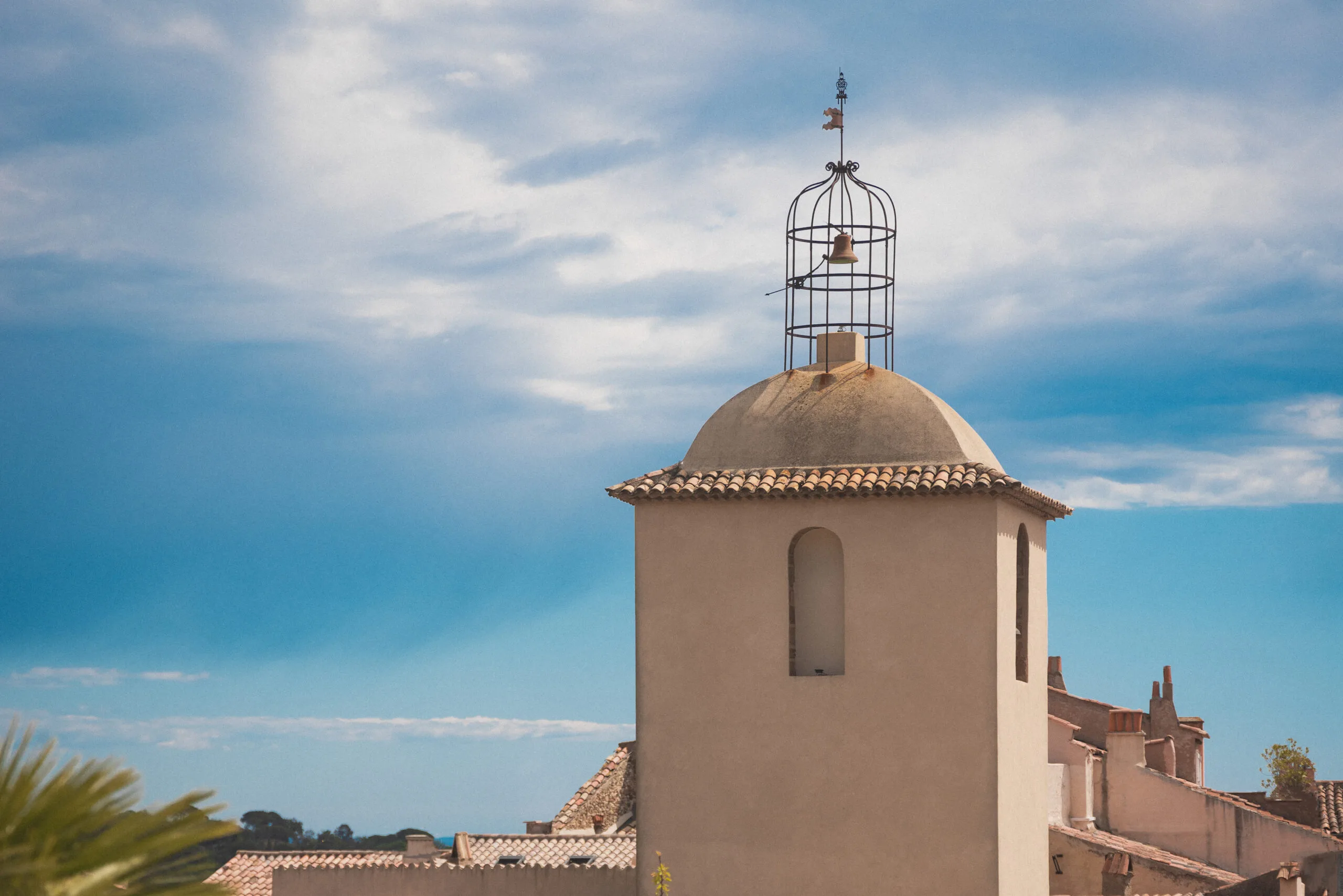 Clocher du village de Ramatuelle sous un ciel bleu