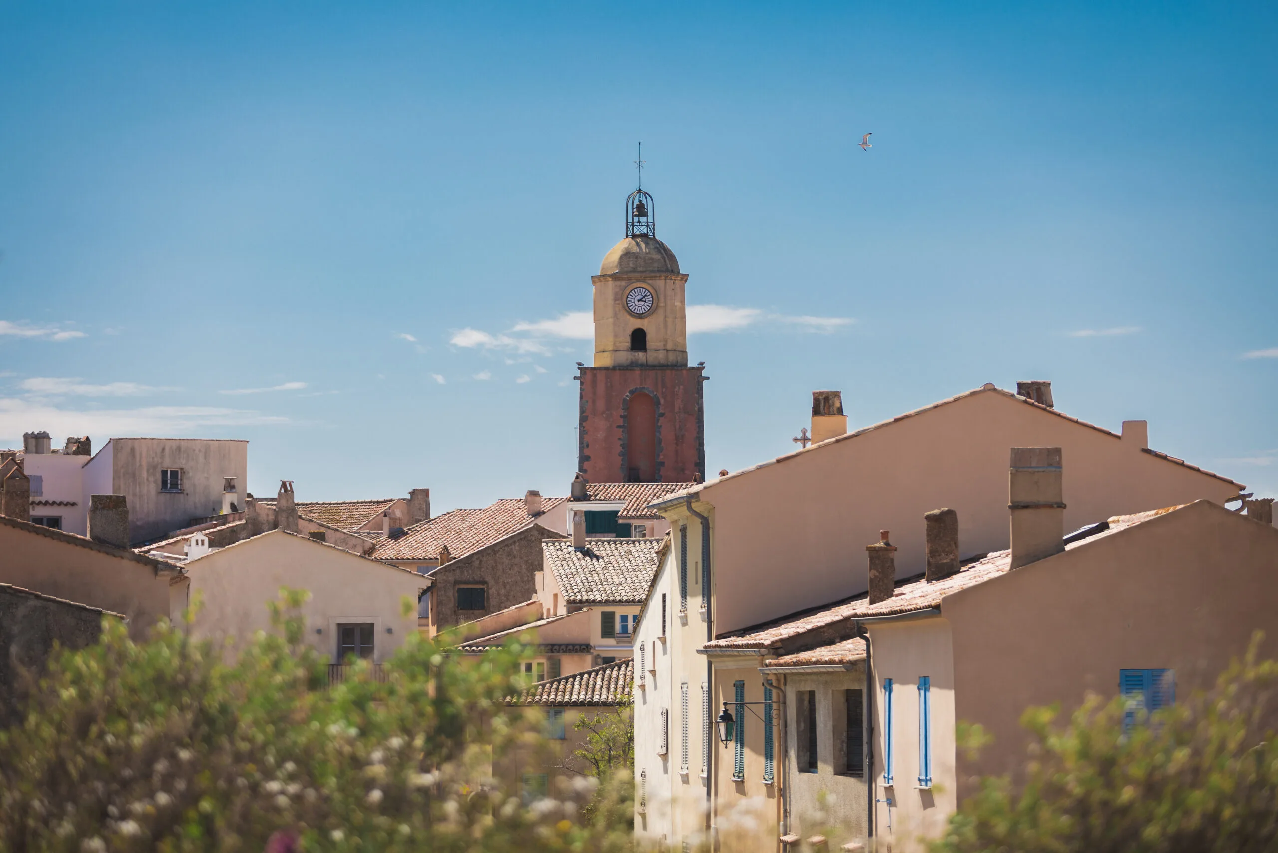 Clocher emblématique de Saint-Tropez vu depuis les toits du village