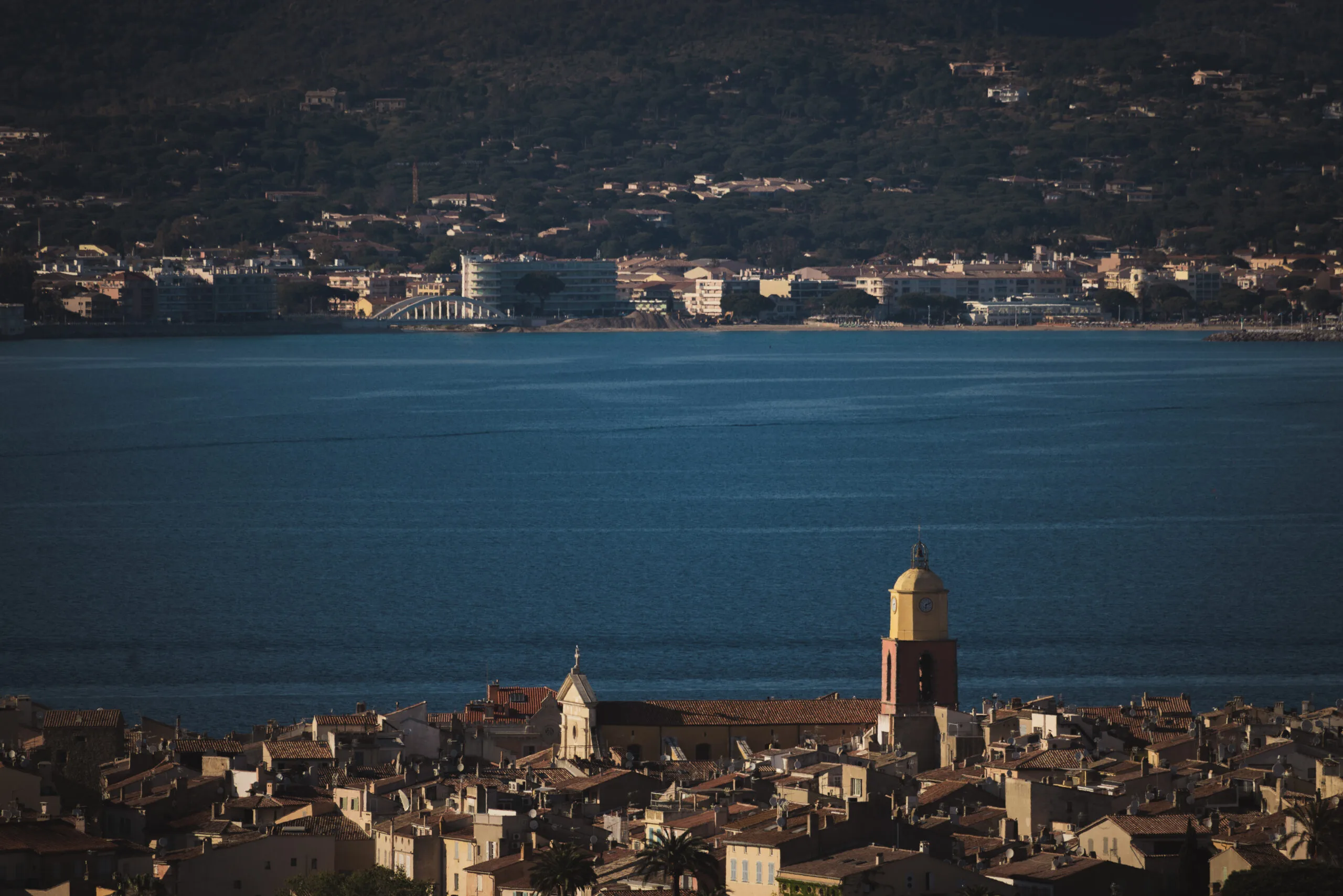 Vue aérienne de Saint-Tropez avec son clocher et la baie en arrière-plan