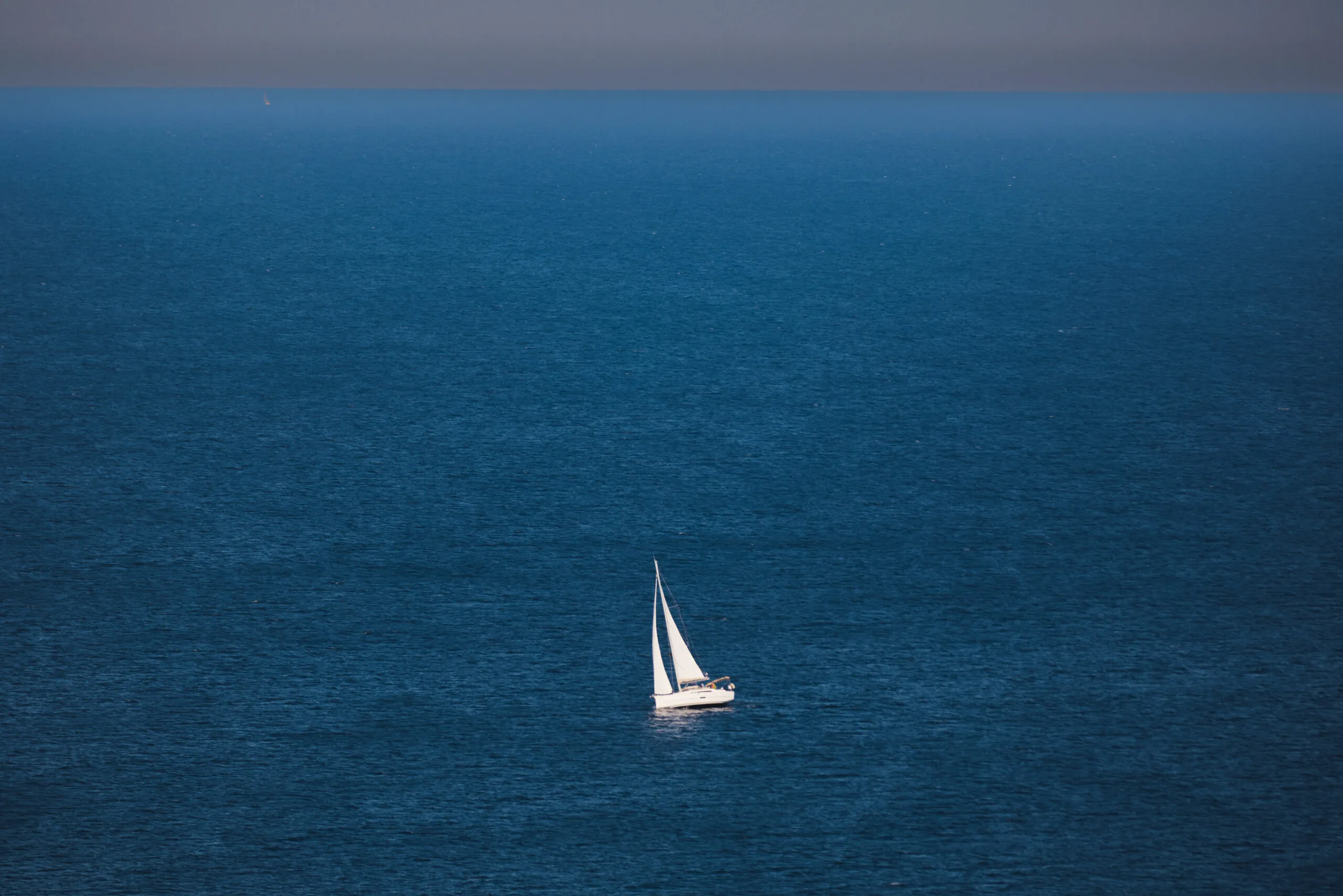 Voilier naviguant en mer Méditerranée au large de Ramatuelle